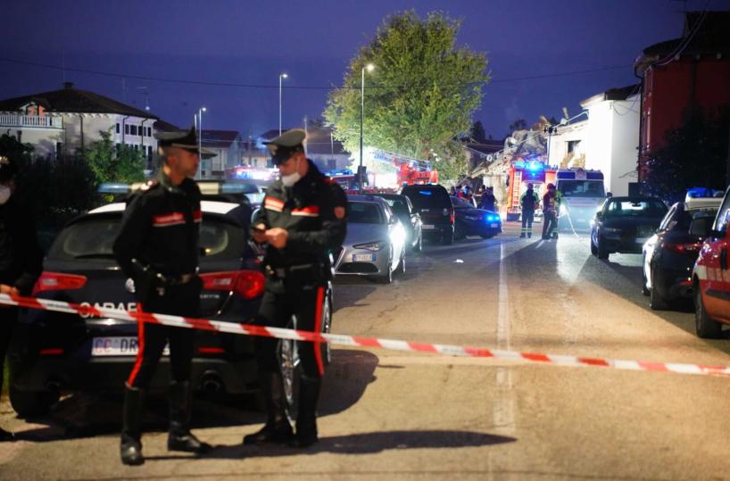 Casa satura di gas, esplosione all'apertura della porta