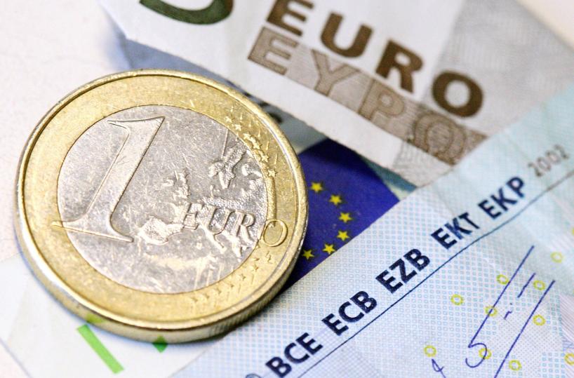 L'euro è in rialzo, a 1,1621 dollari