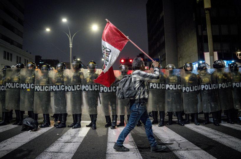 Perù: manifestazione di protesta a Lima, 75 feriti