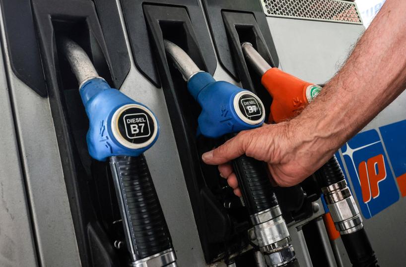 Stessa accisa su benzina e diesel, prima scende, altra sale
