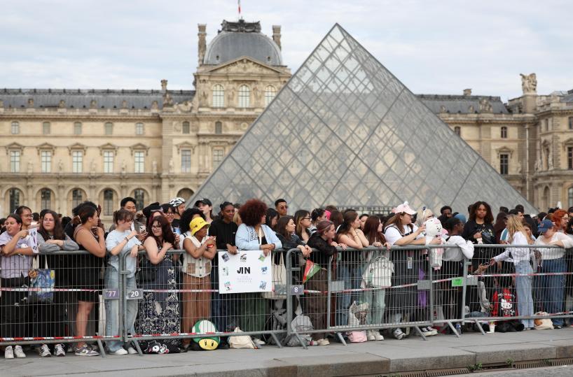 Rapina al Louvre all'apertura, polizia e ministra sul posto
