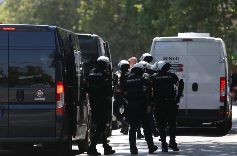 Spari davanti al Parlamento di Belgrado, un ferito grave