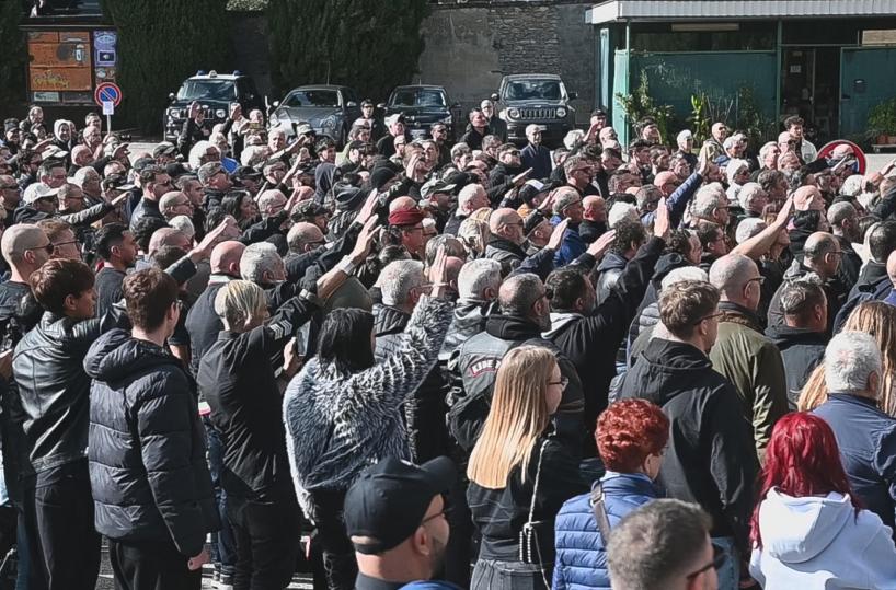 Saluti romani a Predappio, una trentina di identificati