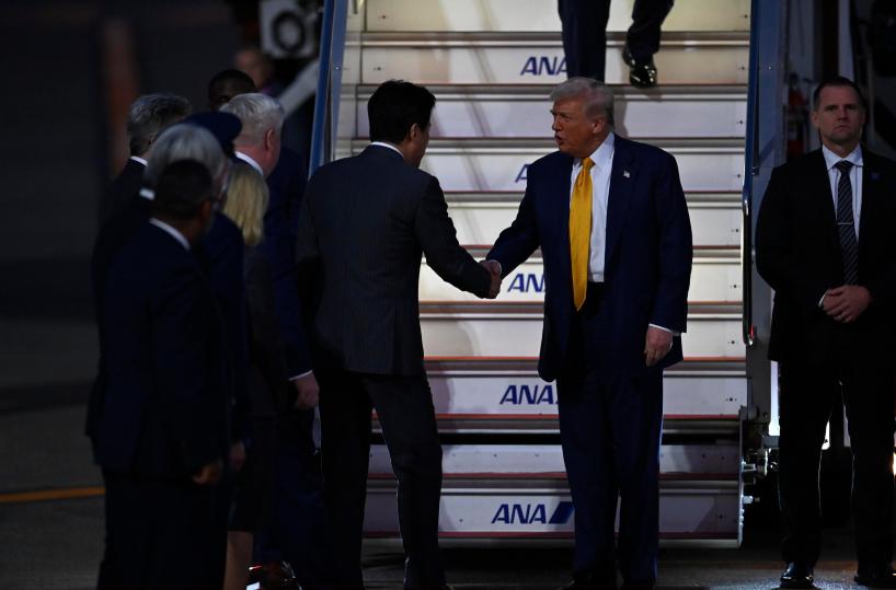 Trump arrivato in Giappone, oggi vedrà l'imperatore Naruhito