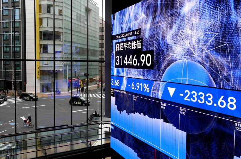 Borsa: l'Asia chiude in rosso e guarda alle banche centrali