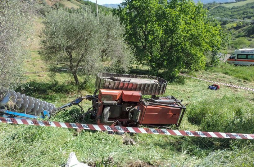 Incastrato in macchinario agricolo, morto un 23enne