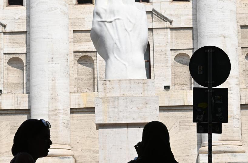 Borsa: Milano piatta, bene Fineco e Stellantis, giù Moncler