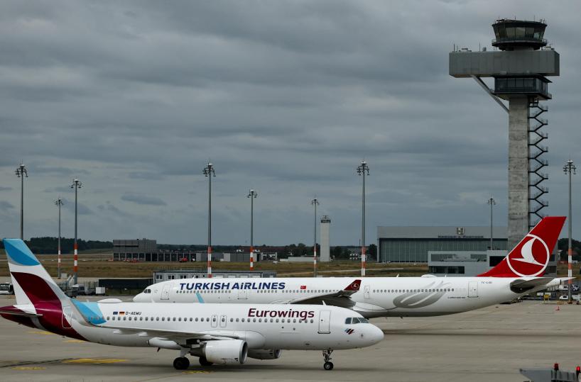 Allarme droni all'aeroporto di Berlino, voli sospesi per due ore