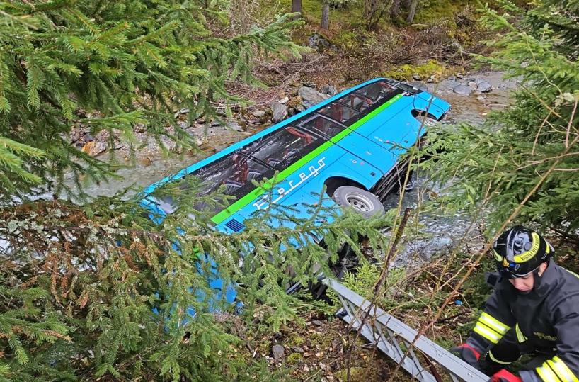 Scuolabus esce di strada e finisce in torrente, 5 feriti