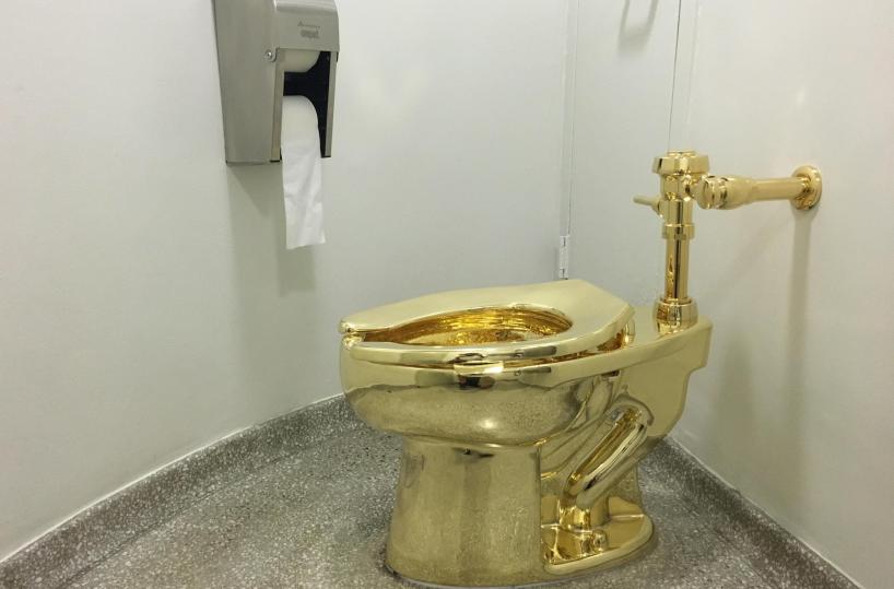 Cattelan, il water a 18 carati all'asta da Sotheby's