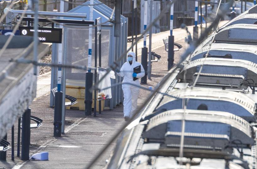 Accoltellamento sul treno a Londra, sospettato solo un uomo
