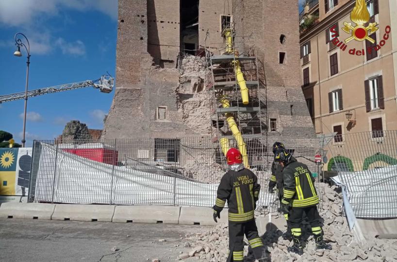Crolla parte Torre dei Conti al centro di Roma