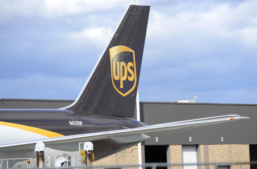 Aereo cargo si schianta negli Usa, almeno 3 morti e 11 feriti