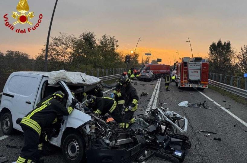 Scontro tra auto sulla tangenziale sud di Bergamo, 3 morti