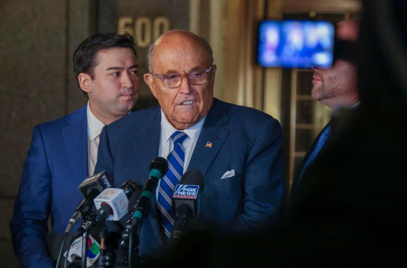 ++ Trump grazia Giuliani e alleati che contestarono voto 2020 ++