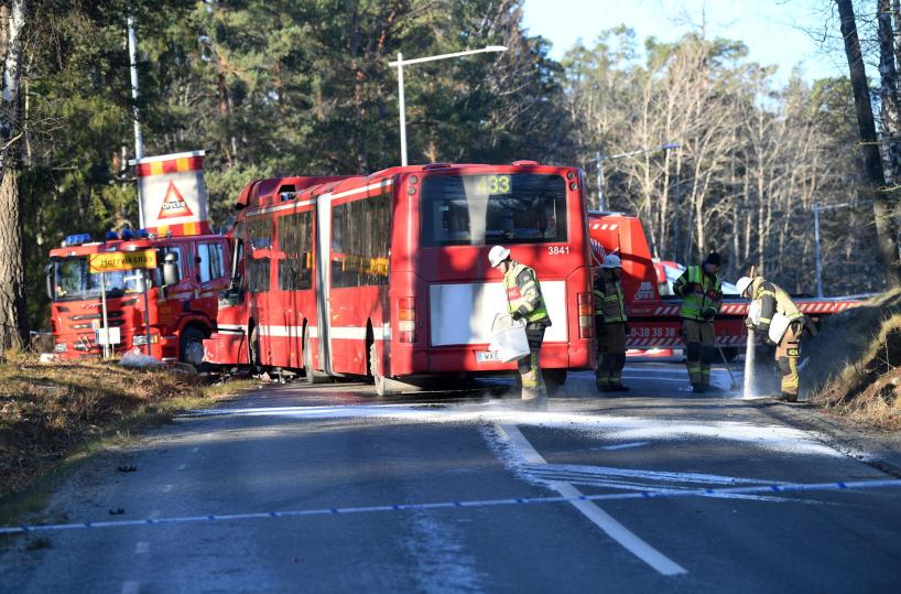 Bus si schianta contro una fermata a Stoccolma, 'diversi morti'