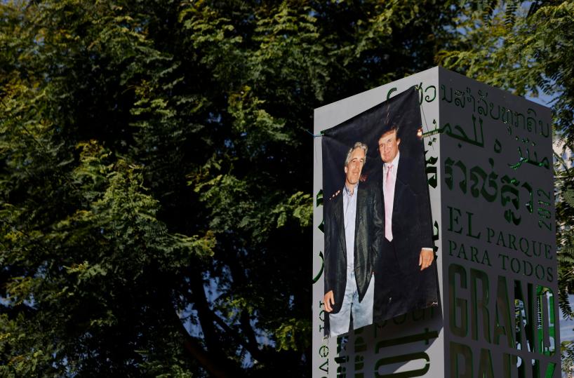 Trump, 'Epstein era un dem, chiedete a Clinton non a me'