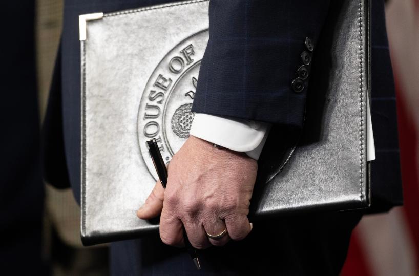 Camera Usa approva legge per divulgare file Epstein