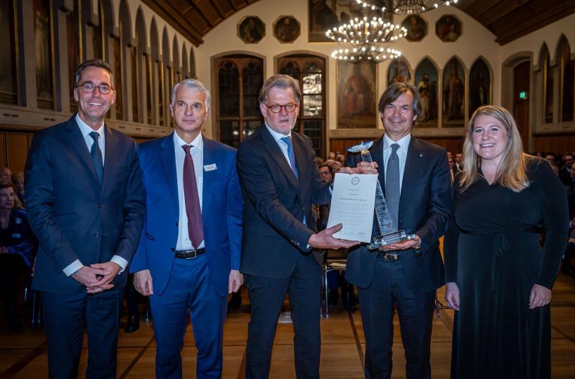 Carlo Messina riceve l'European banker of the Year