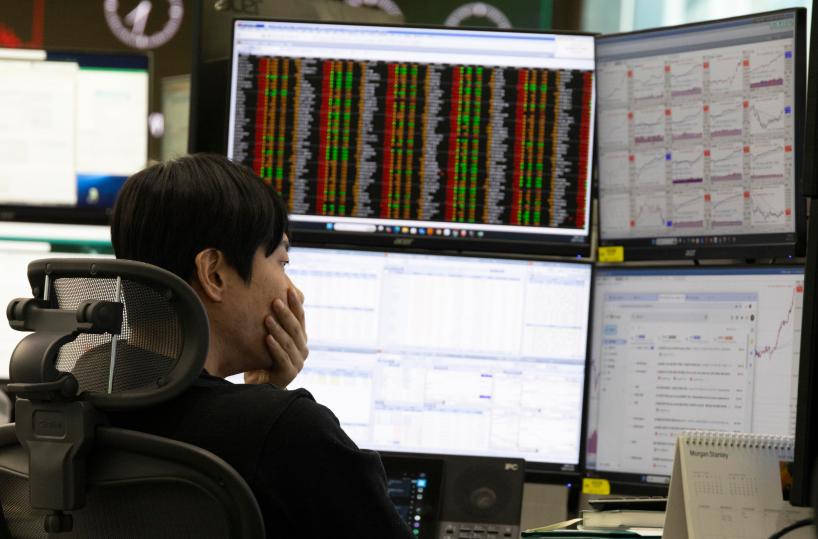 Borsa: l'Asia chiude debole con timori per Ia, attesa per Nvidia