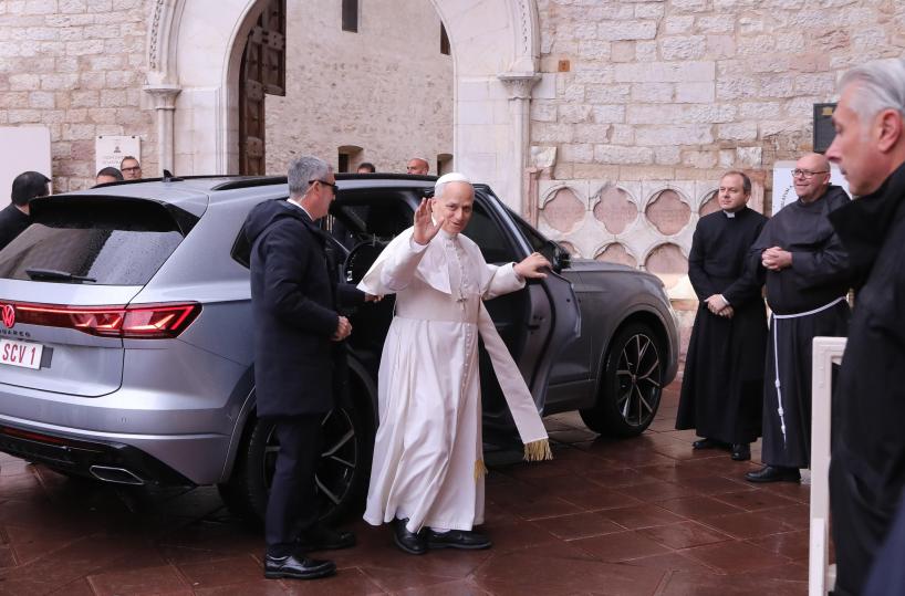 Papa Leone, sulla tomba di San Francesco ho pregato per la pace