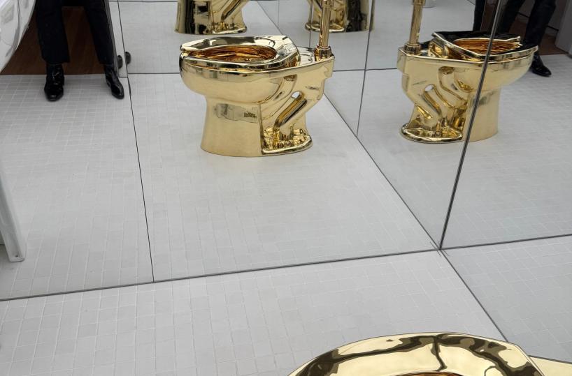 Museo delle stranezze compra il wc d'oro di Cattelan