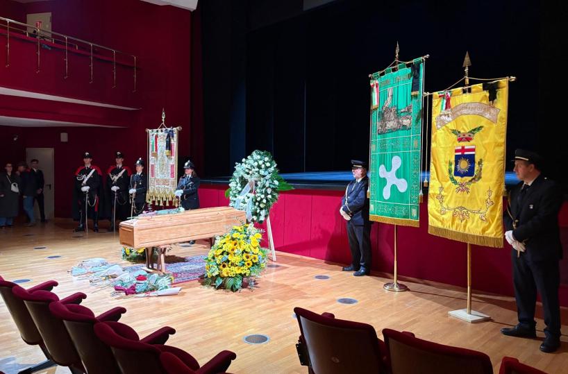 Alla camera ardente di Ornella Vanoni la sua musica in loop