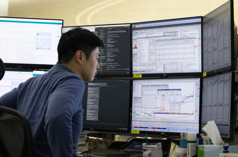 Borsa: l'Asia in ordine sparso guarda alla Fed sui tassi