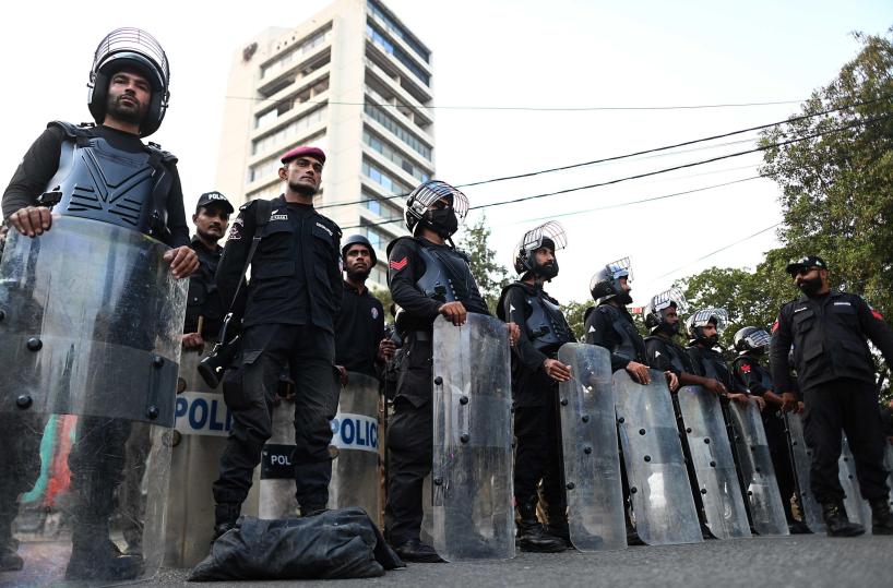 Pakistan, attacco e attentato suicida a comando polizia Peshawar