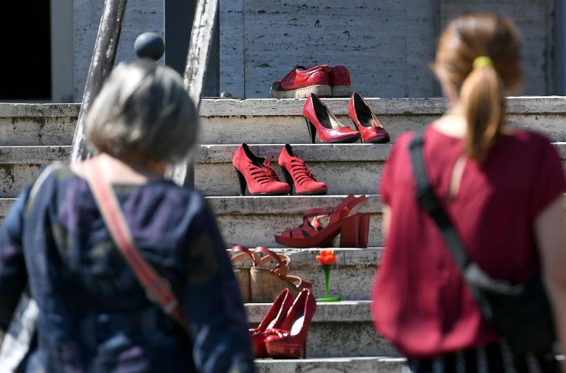 Abusi su donne straniere, indagato funzionario prefettura