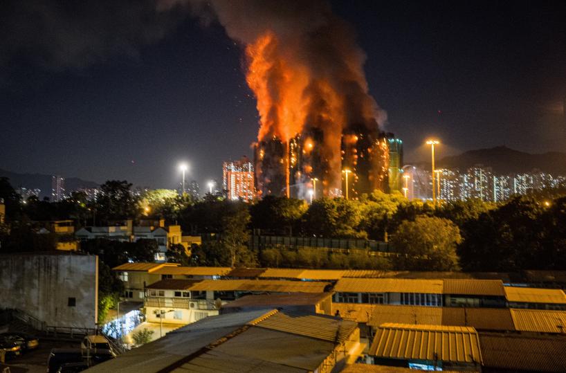 Maxi incendio ad Hong Kong, grattacieli in fiamme, quattro morti