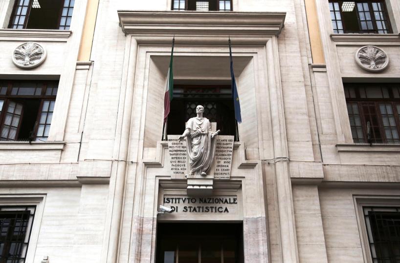 Sale fiducia delle imprese a novembre, giù per consumatori