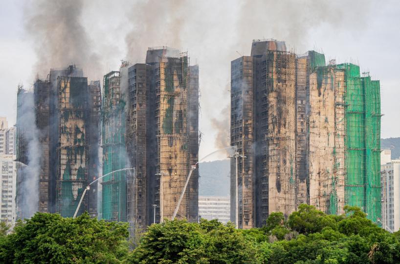 Hong Kong, incendio ancora attivo a 20 ore dal primo allarme