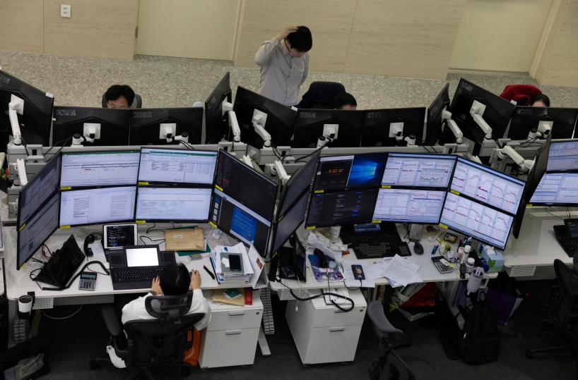 Borsa: l'Asia chiude contrastata, attesa per la Fed