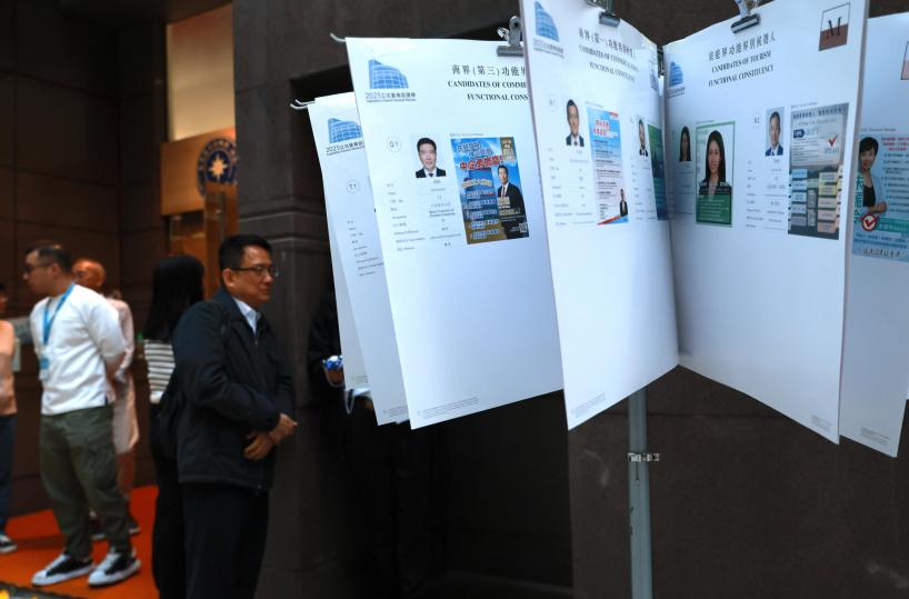 Dopo l'incendio, Hong Kong alle urne per eleggere parlamentari