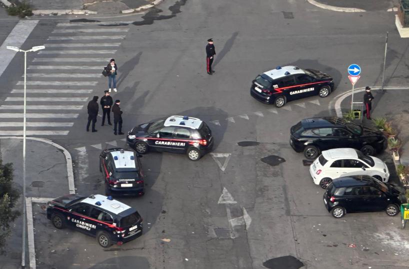 Una ragazza denuncia, 'mi hanno violentata fuori dalla metro a Roma'