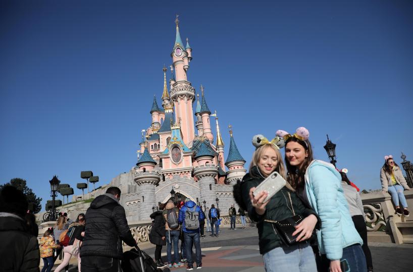 Disney investirà un miliardo in OpenAI, concede in licenza i suoi personaggi