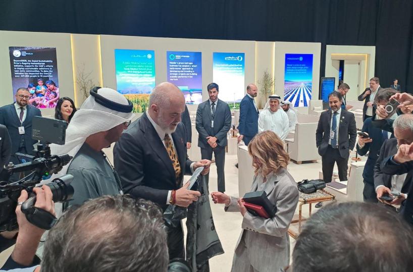 Dai gioielli alle scarpe, i doni ricevuti dalla premier Meloni andranno all'asta