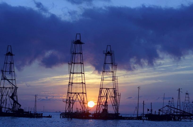 Il prezzo del petrolio in rialzo, il Wti sfiora i 58 dollari