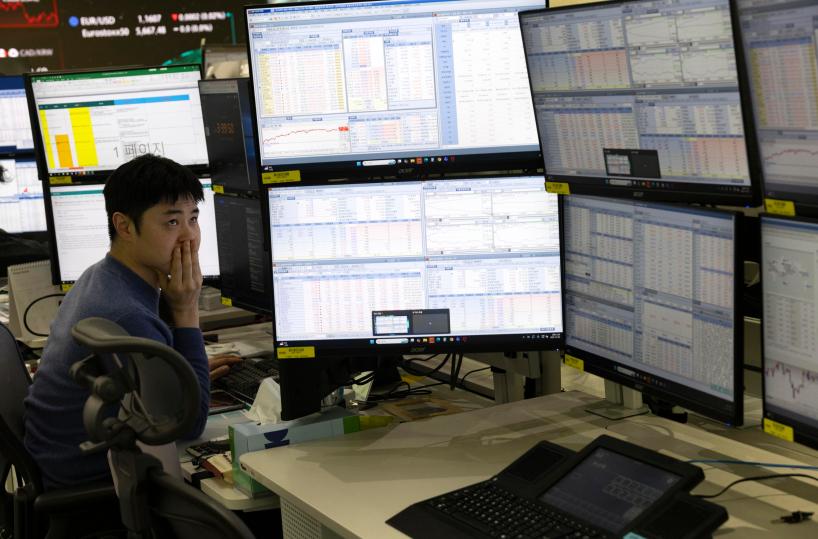 Borsa: l'Asia chiude in calo, si guarda all'economia cinese