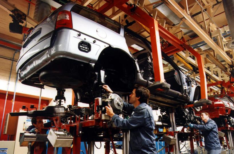 Domani il pacchetto Ue sull'auto, ammorbidito lo stop ai motori termici dal 2035