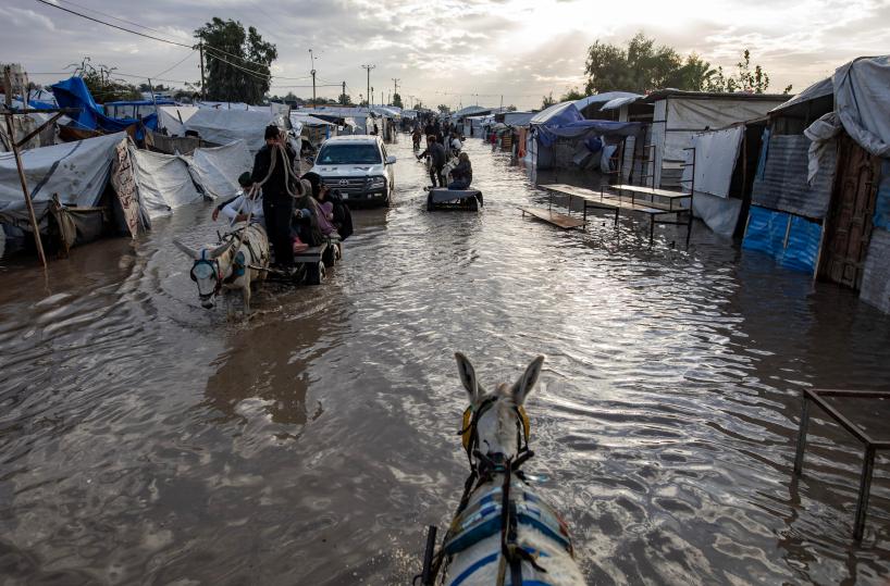 A Gaza piove a dirotto, spazzate via le tende degli sfollati