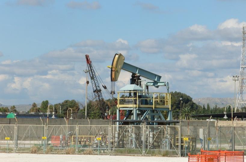 Petrolio in rialzo, Wti a 56,03 dollari (+0,76%)