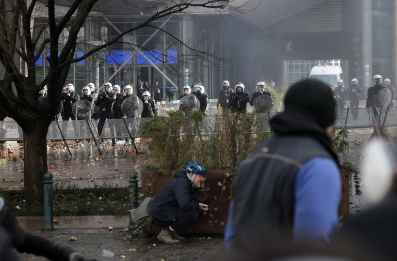 Scontri a Bruxelles alla protesta dei trattori, la polizia usa lacrimogeni