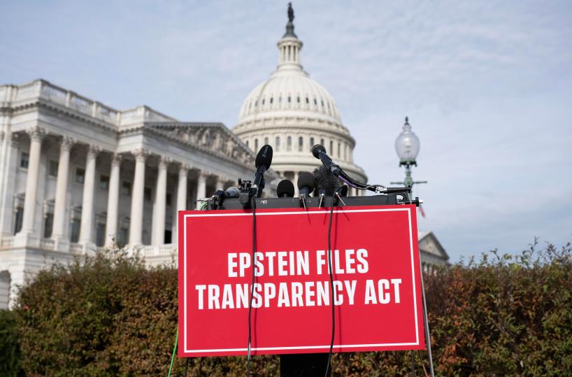 Epstein, dem pubblicano nuove foto con Chomsky e Gates