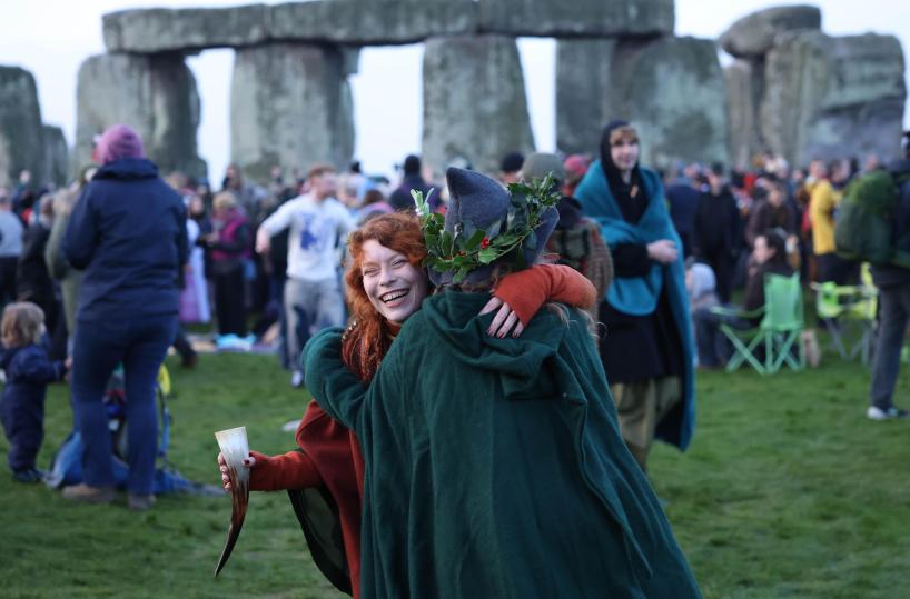 In migliaia a Stonehenge celebrano il solstizio d'inverno