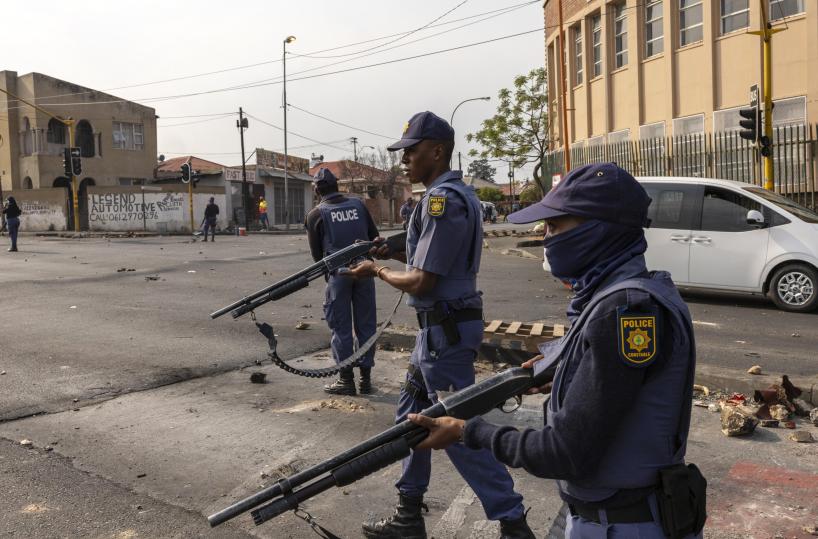 Uomini armati uccidono 10 persone in una sparatoria in Sudafrica