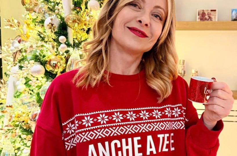 Gli auguri social di Meloni, sul maglione 'anche a te e famiglia'
