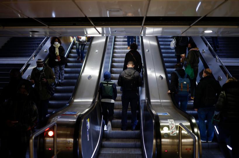 Preso l'aggressore della metro di Parigi, 'escluso il terrorismo'