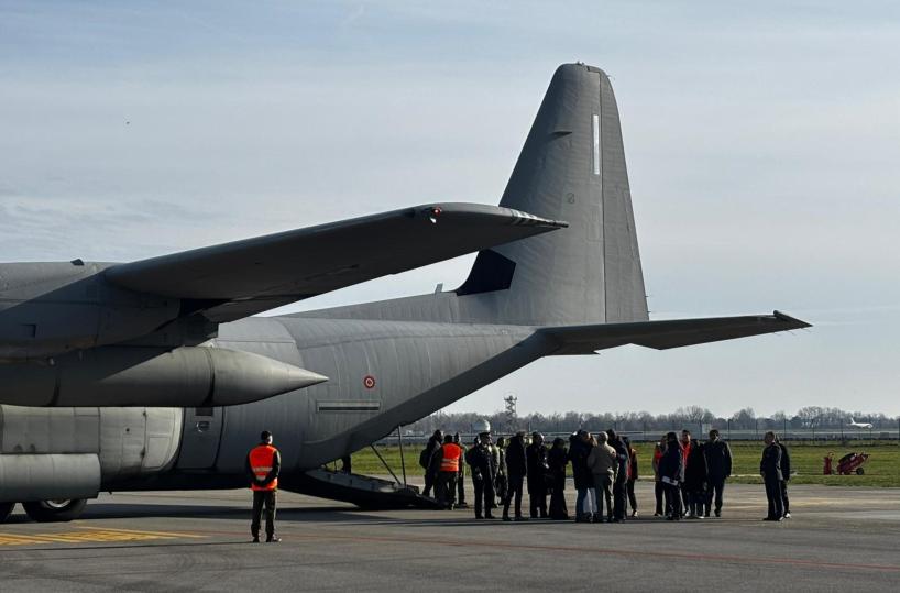 Atterrato a Linate l'aereo di Stato con le vittime di Crans-Montana